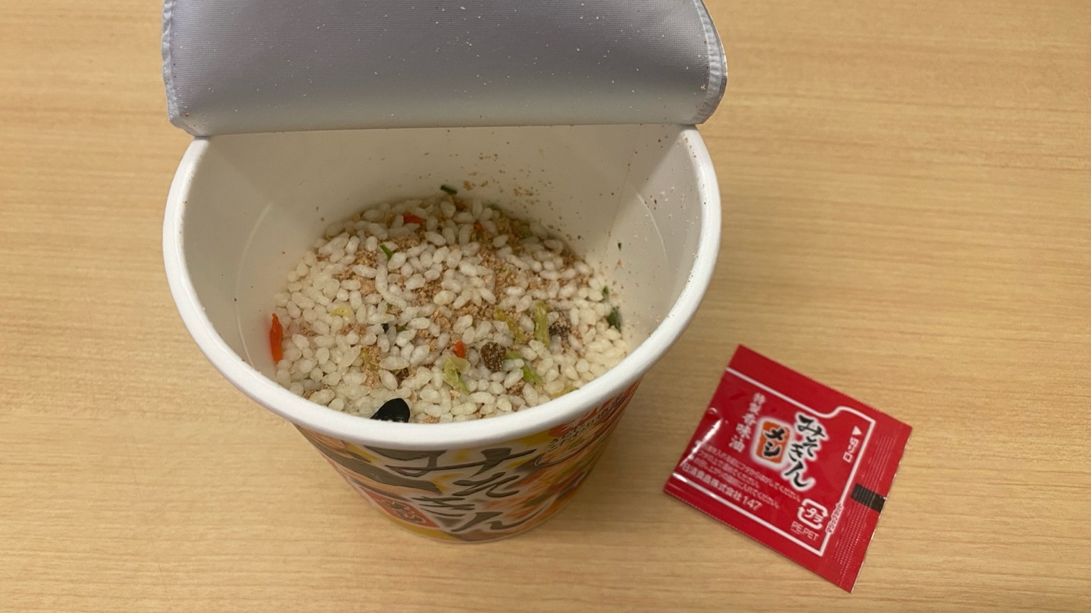 カップの中の乾燥米と具材