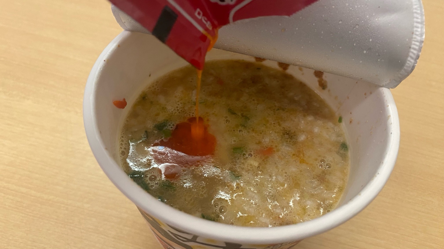 特製香味油を入れている様子