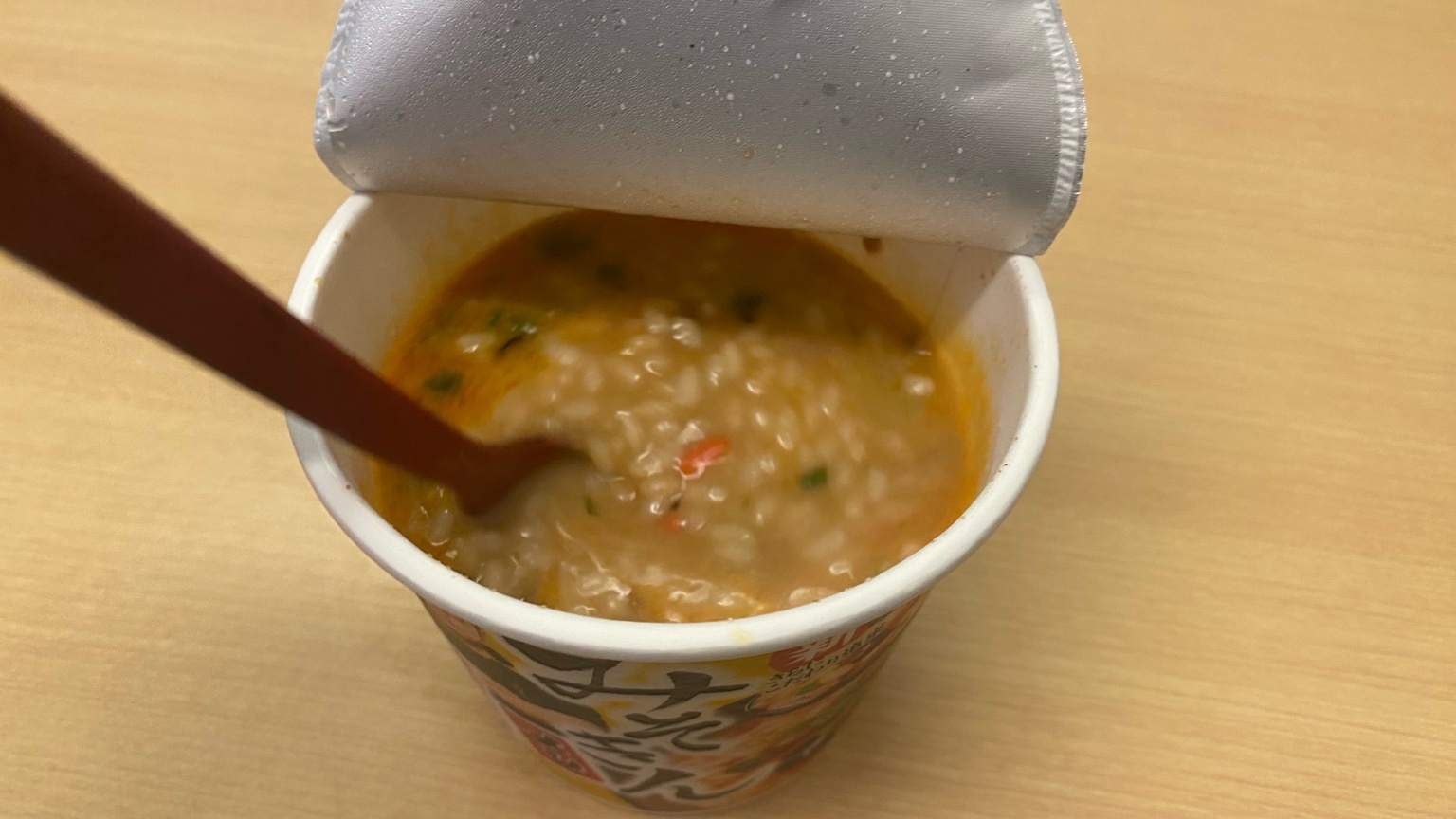 みそきんメシをしっかり混ぜる様子